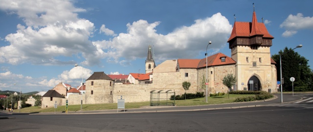 Pohled na hradby se Žateckou bránou