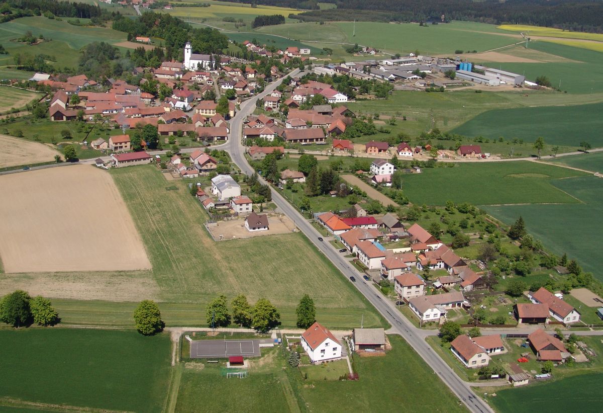 OBEC NETÍN - letecký snímek