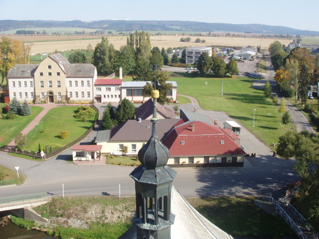 Pohled z kostela na základní školu