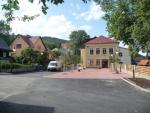 Škola a náměstí