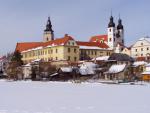 Telč - Věže kostelů z hráze Ulického rybníka 9